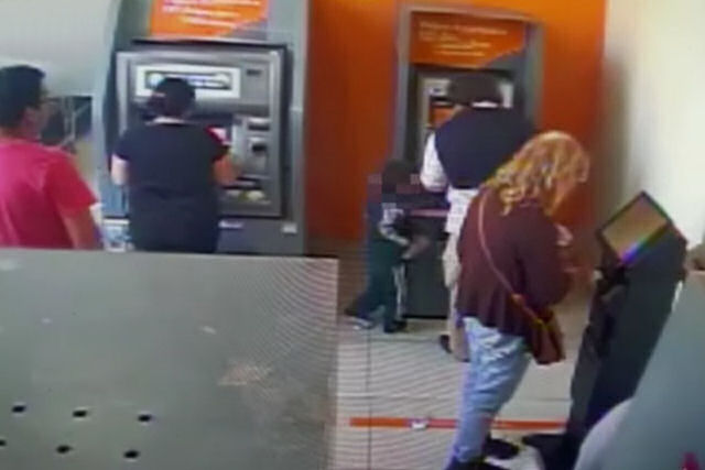 Garotinho de apenas 4 anos rouba dinheiro de um caixa automático