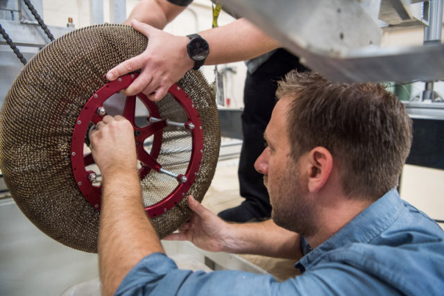 NASA reinventou a roda com um novo pneu de metal que não se deforma nem fura