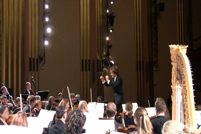 Espectador acorda com um grito de terror quando a orquestra toca uma parte mais alta do concerto
