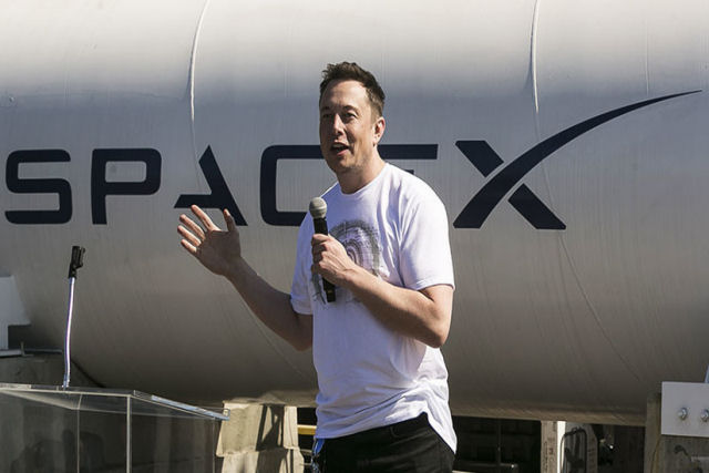 Elon Musk pergunta por que não existe «marteplanismo» e a Sociedade da Terra Plana responde