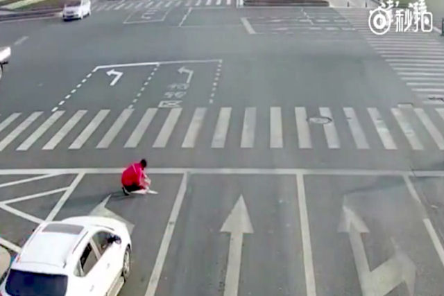 Cansado dos engarrafamentos, chinês pinta seus próprios sinais na avenida para evitar o rush matutino