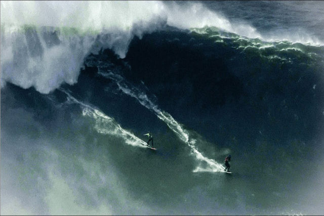 Drone captura o angustiante resgate de dois surfistas lutando com ondas de até 20 metros