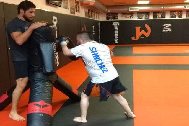 Lutador do UFC organiza uma luta especial para um fã com síndrome de Down