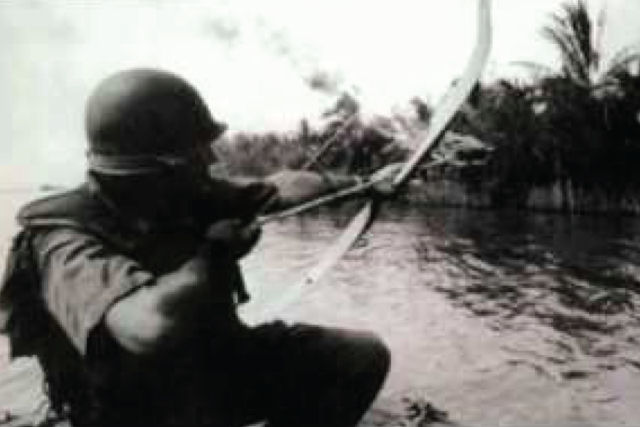 Sabia que na Segunda Guerra Mundial um oficial britânico lutou com arco e espada?
