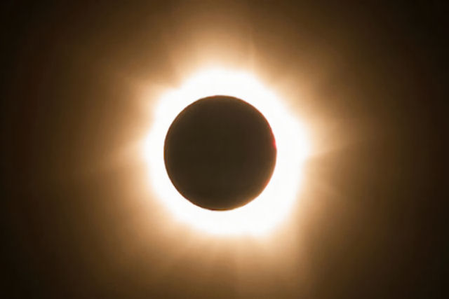 Já sabemos o que acontece aos olhos de quem olha diretamente um eclipse solar (graças a uma mulher que sofreu as consequências)