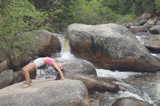 Não podia dar certo: queria ser a rainha das redes sociais fazendo ioga em um tronco sobre as corredeiras de um rio