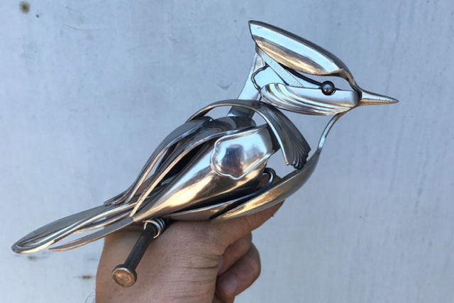 Artista transforma sucata em magníficas esculturas de pássaros