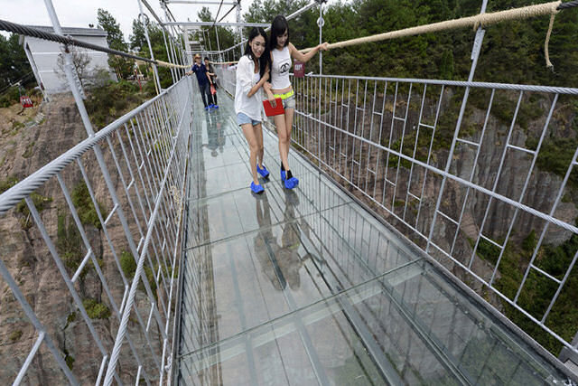 Impróprio para cardíacos: passarela de vidro trinca bem debaixo dos pés de um turista
