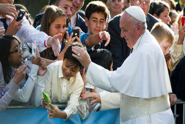 Vaticano desmente que o papa Francisco esteja enviando bênçãos pelo WhatsApp