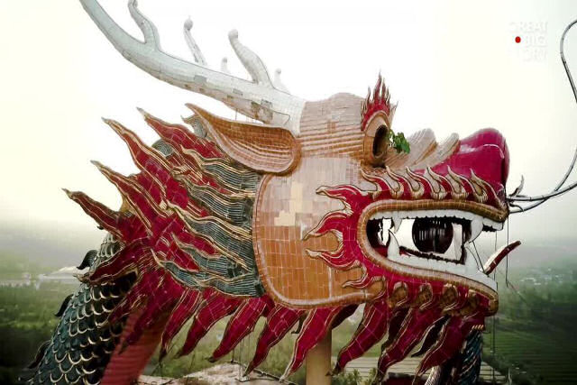 Enorme dragão envolve-se em um templo budista de 80 metros de altura na Tailândia