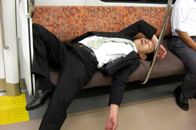 Cata-bêbado: o busão japonês que resgata passageiros de trem bêbados que perderam sua parada
