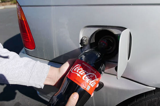 O que acontece se você colocar dois litros de Coca no tanque do carro? (Resposta: não é bom)