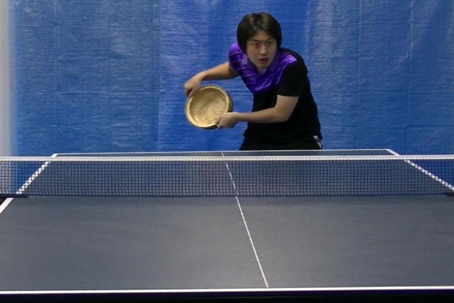 Este japonês joga pingue-pongue com qualquer coisa que tenha à mão