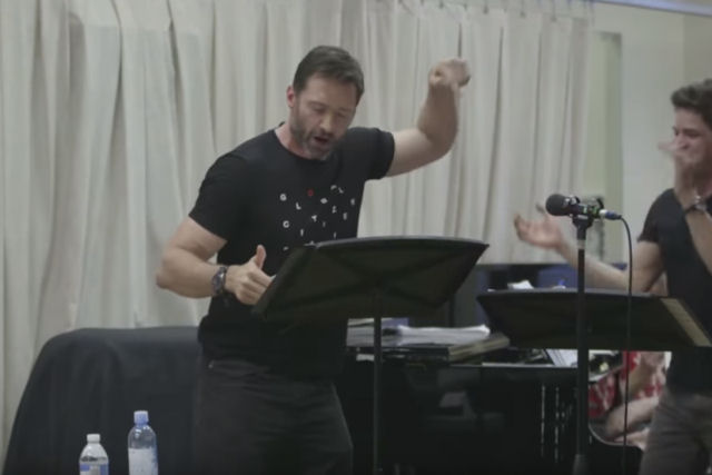 Vídeo mostra Hugh Jackman emocionado nos ensaios de novo musical