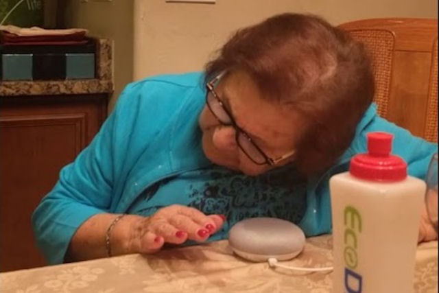 Avó de 85 anos aprende como usar o Google Home pela primeira vez