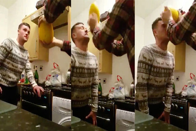 Amigos bêbados tentam ver Papai Noel abrindo melão com a cabeça