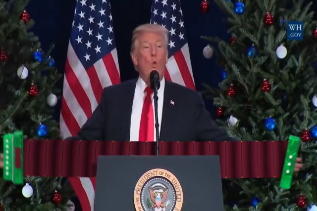 Donald Trump parece tocar sanfona durante seus discursos públicos