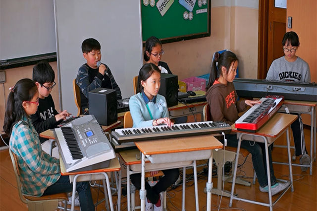 Alunos coreanos de escola primária apresentam um cover de canção do Daft Punk