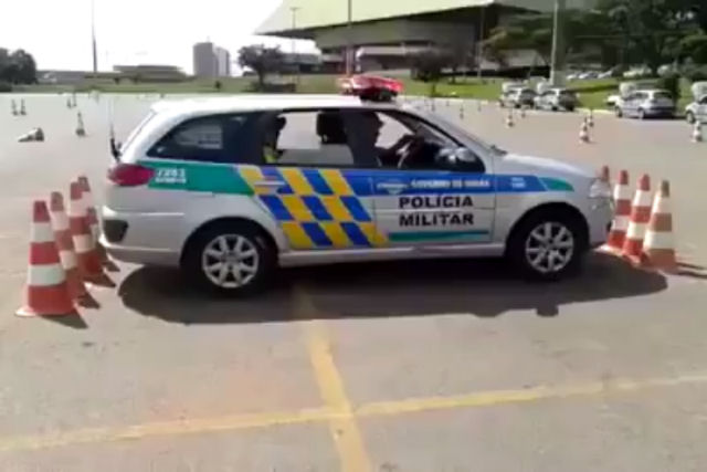 Policial militar mostra como sair «deboas» de uma vaga extremamente apertada