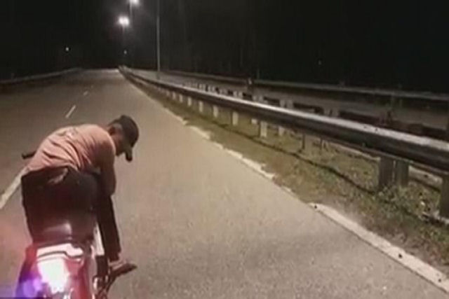 Moto fantasma sem piloto é filmada em plena estrada na Malásia