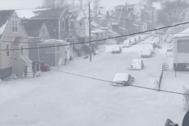 Faz tanto frio nos Estados Unidos pelo ciclone bomba que os carros estão se congelando nas ruas