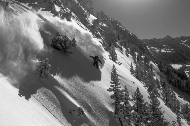 Snowboarder tenta escapar de uma avalanche mortal que ele mesmo desencadeou