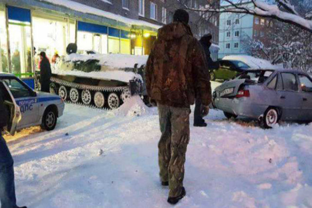 Russo bêbado rouba um tanque para invadir mercado atrás de uma garrafa de vinho