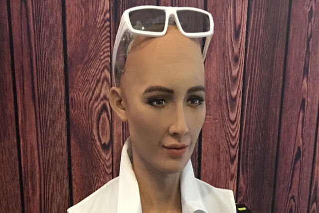 Sofia, o robô que prometeu aniquilar a humanidade, aprendeu a caminhar (mais ou menos)