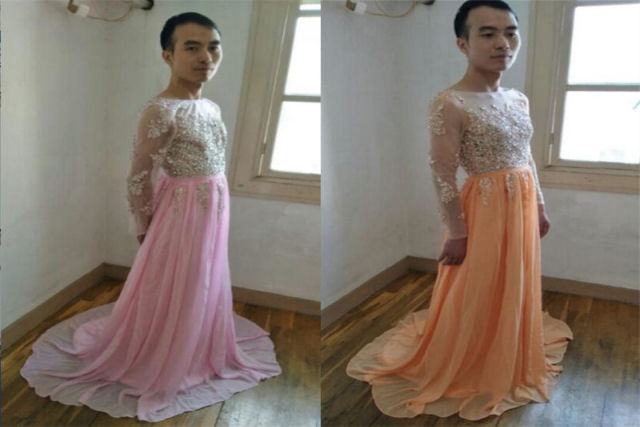 Vendedor on-line dedicado, modela todos os vestidos que ele vende