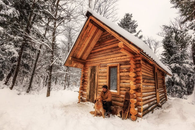 O homem que construiu uma cabana com suas próprias mãos em um bosque selvagem do Canadá