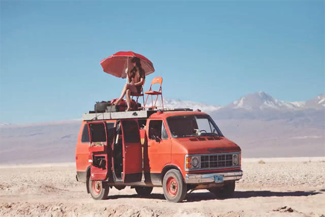 Um vídeo time-lapse criativo feito para ajudar a vender uma van Dodge 1978