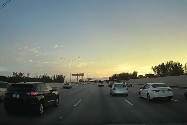 Carro fica fora de controle em rodovia da Flórida, mas recupera-se graciosamente sem incidentes