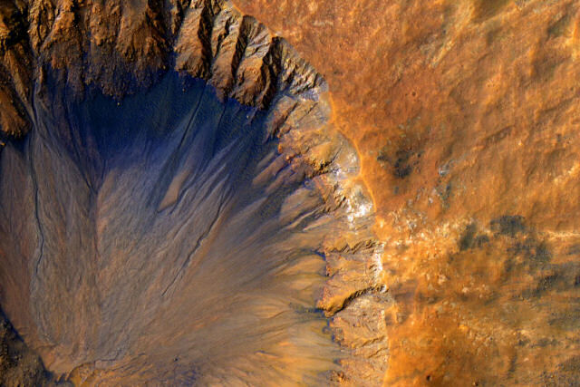 É oficial: descobrem colunas de gelo de água sob a superfície de Marte