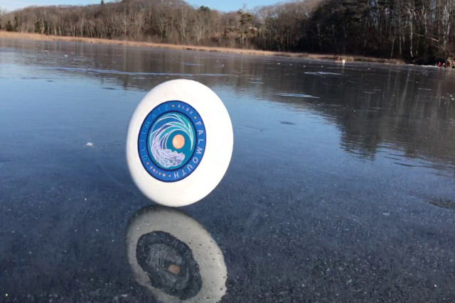 Um frisbee rodando por um lago congelado