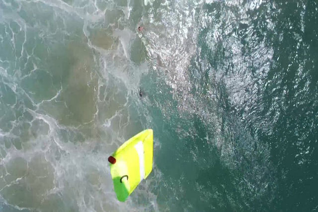 O momento em que um drone resgata pela primeira vez duas pessoas arrastadas pela maré