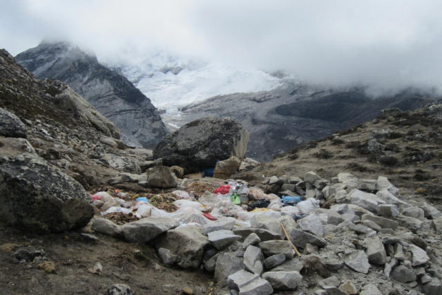 O que fazer com 11 toneladas de caca do Everest?