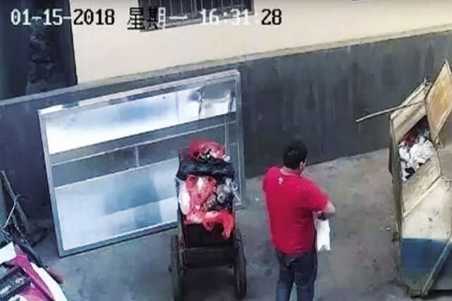 Câmeras de segurança gravam um homem jogando sua bebê no lixo