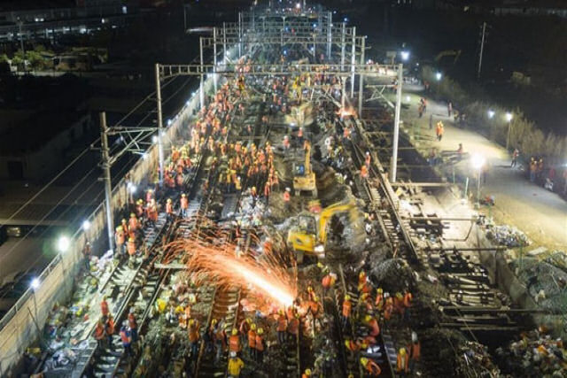 Alta velocidade! 1.500 trabalhadores chineses constroem uma ferrovia em apenas 9 horas