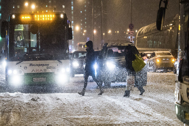 «Levanta-te e anda»: russa é atropelada por um carro, mas segue caminhando como se nada tivesse acontecido
