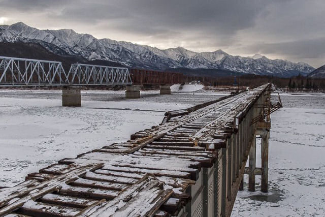 A cada dia mais de 1.000 pessoas têm que cruzar esta ponte da Sibéria, uma das mais perigosas do planeta