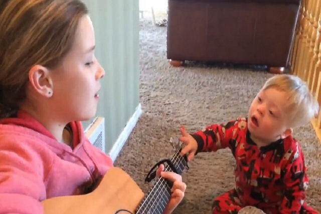 Garota canta para ensinar maninho com síndrome de Down a falar