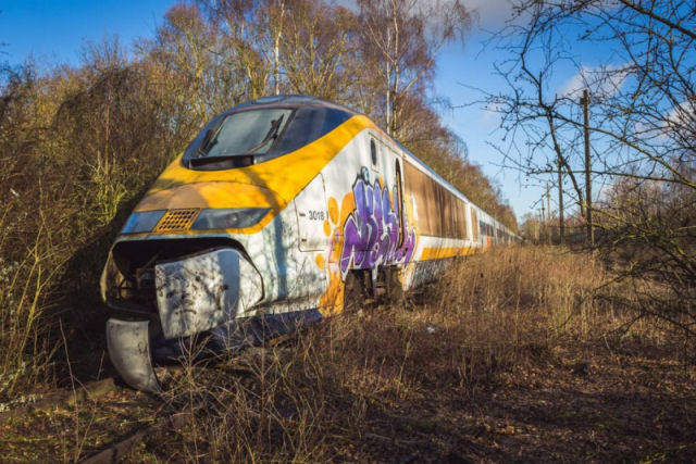 Há um trem de alta velocidade abandonado na França, e parece ser parte de um filme pós apocalíptico