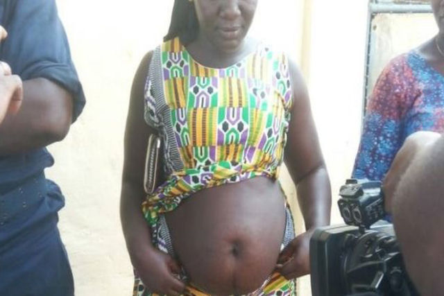 Curandeira africana é presa por fazer com que centenas de mulheres pensassem que estavam grávidas