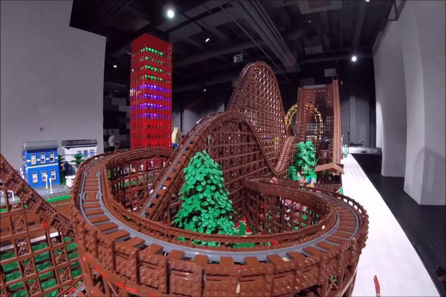 A maior montanha-russa de madeira do mundo construda com Lego