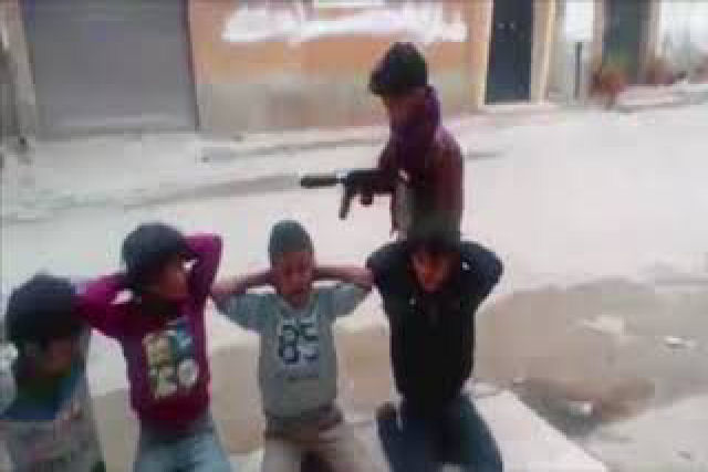 Imagens chocantes mostram meninos lbios brincando de execuo em grupo