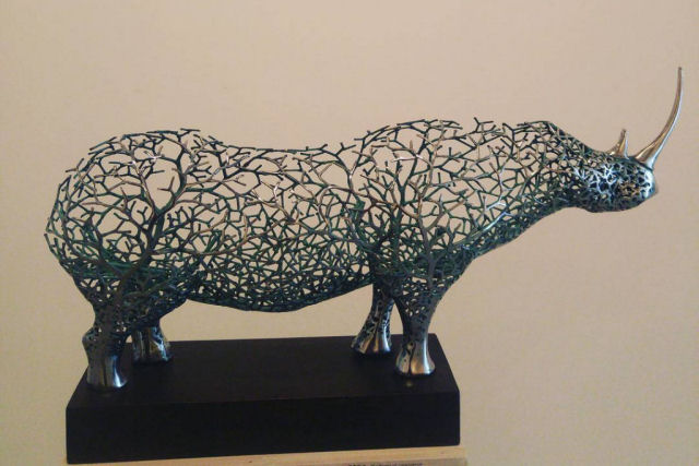 Esculturas de animais ocas construdas a partir de uma rede de ramos metlicos