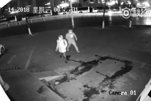 O ladro mais tonto do sculo deixa inconsciente seu cmplice em pleno roubo em Xangai