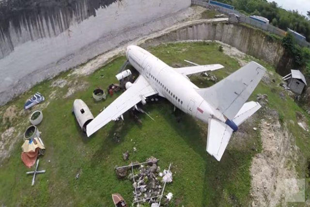 H um Boeing 737 abandonado em um campo de Bali, Indonsia, e ningum sabe direito quem o deixou ali