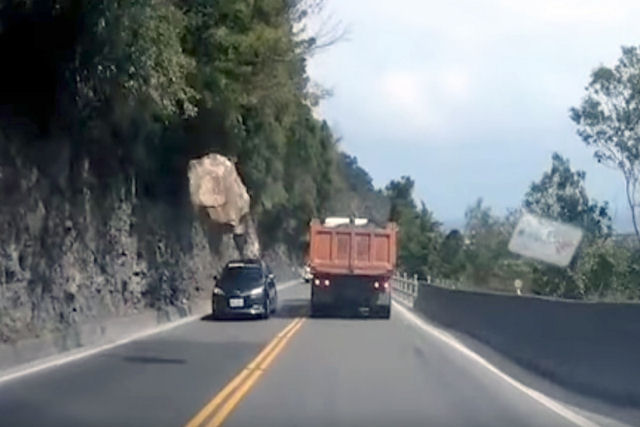 Uma grande rocha cai a poucos centmetros de um carro em plena rodovia