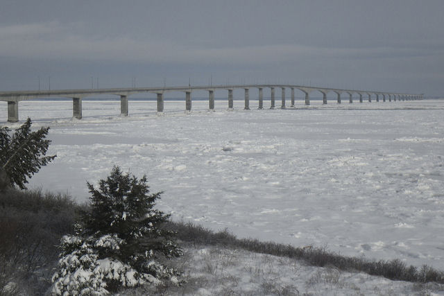 Esta ponte no Canad corta o gelo em placas